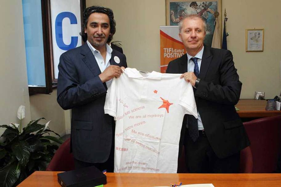 Il presidente di ICSS con la maglietta contro il razzismo